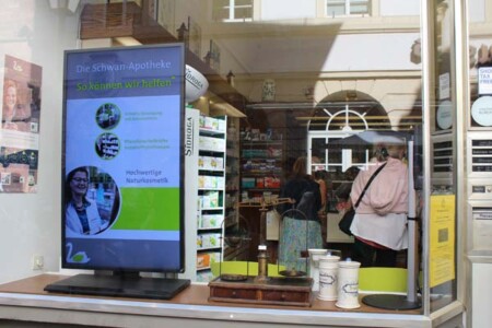 SHCWAN薬局(外に向けて、デジタルサイネージ