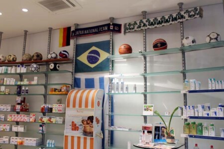 EUROPE薬局 日本からのお土産が飾ってある