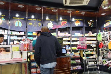 CENTRAL 薬局の店内